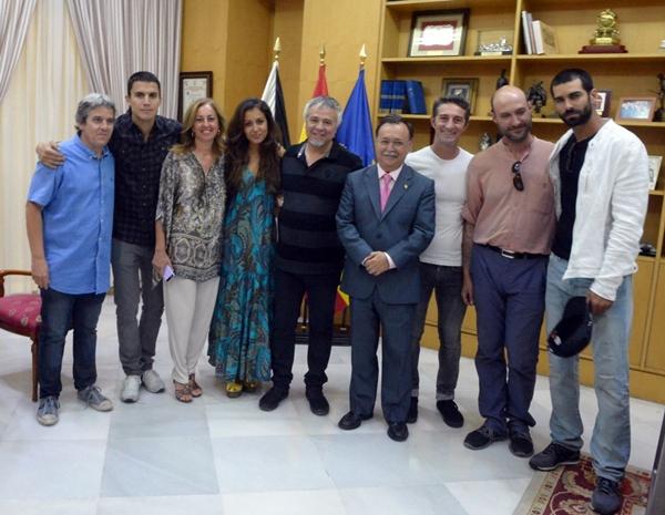 principe_tv's tweet photo. El equipo de #ElPríncipe llega a Ceuta para grabar la segunda temporada @RubenCortadaS @HibaAbouk @alexgonzalezact http://t.co/ifVqCLA25s