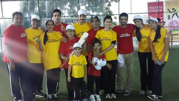 TheKaranPatel's tweet image. The #YehHaiMohabbatein family ... Truly we all feel like one ... Great company makes a great show ... I love them ..!