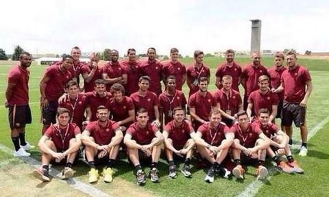 ComicalTwit's tweet photo. Ashley Cole fitting in well at Roma then... http://t.co/fEq3q5yERL