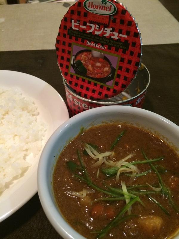 イナダシュンスケ 沖縄ホーメルのビーフシチュー缶を使ったカレーのレシピ 玉ねぎニンニク生姜をソテーして 色付いたらパウダー スパイスと塩を投入 しばらく炒めたら水投入 沸いたらビーフシチュー缶投入 以上 スパイスなければカレー粉大さじ2でもok