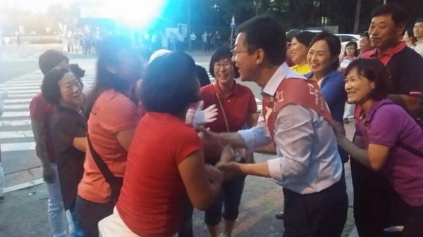 #홍철호 수고하셨습니다 #김포시국회의원 홍철호 후보 시민들과 뜨겁게 포옹하며 유종의미를 거둬