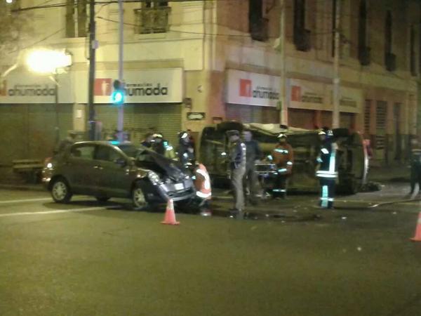 biobio's tweet image. Colisión de automóvil y furgón dejó cuatro heridos en el centro de Valparaíso rbb.cl/a5bq