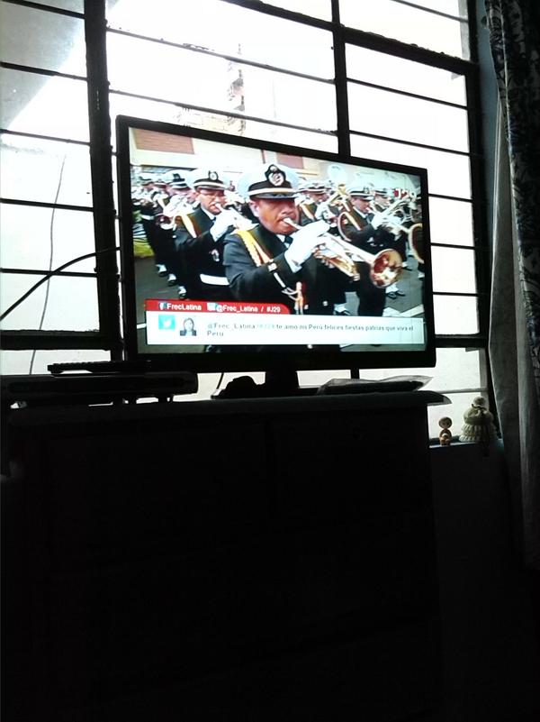 Migelitow2609's tweet photo. #J29 felics fiestas para toda la gentita peruana y tmb para el amor de mi vida, biendo desd casita el dsfile militar http://t.co/fbPDGvK0dL
