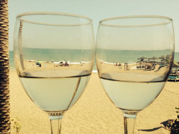 CondeDaconiz's tweet photo. Unos vinitos en la playa sientan de maravilla🍸 http://t.co/9B6DpnFHzW