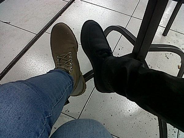 nanath_247's tweet photo. Sepasang sepatu :) selalu bersama tak bisa menyatu aiihhh wkwk http://t.co/HNo3vrLERn