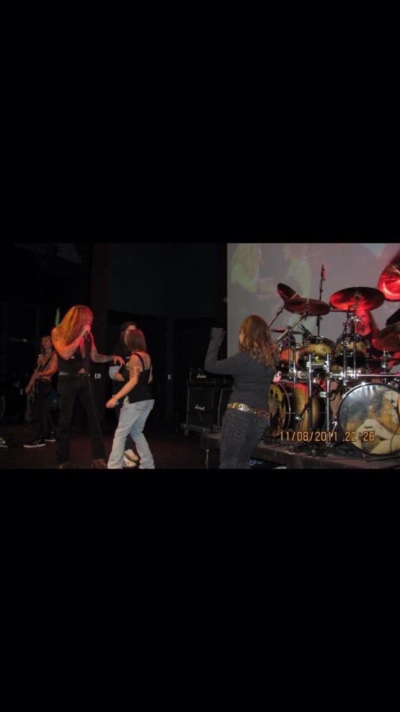 AmyLyons1209's tweet photo. Was a great night meeting him pulled me up on stage and bump and grind to a piece of me but met me afterwards http://t.co/HUNKo36lUs