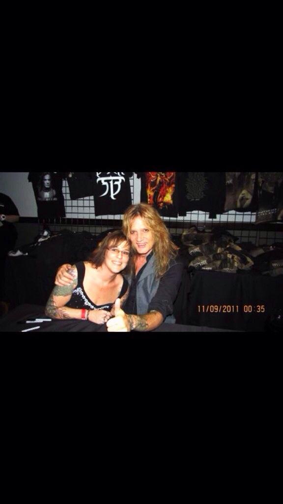 AmyLyons1209's tweet photo. Was a great night meeting him pulled me up on stage and bump and grind to a piece of me but met me afterwards http://t.co/HUNKo36lUs