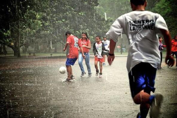 FutballTweets's tweet photo. RT if you have played football in the rain. http://t.co/j4ewAZ4e1F