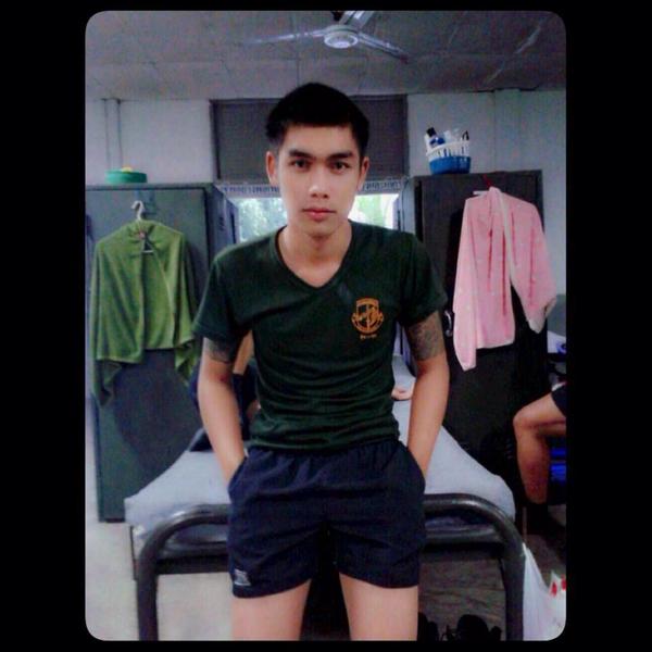 thaisoldier_'s tweet photo. ชื่อ เท่ห์ ครับ อยู่ค่ายไหนเดวผมมาบอกนะครับ คิดว่าหล่อ RT ครับ http://t.co/ucom79QLFi