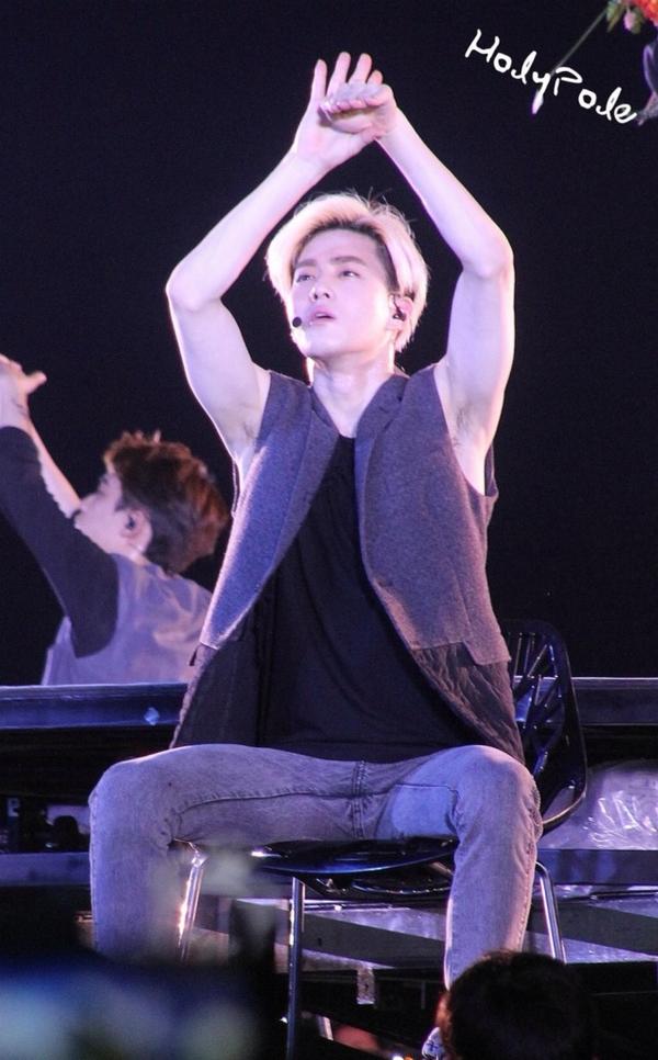 _MYSuho's tweet photo. [HQ] 140727 SUHO at TLP in Changsha
http://t.co/FFaTAgZ1Lp
(cr. holypole) http://t.co/NqsBboBzAW
