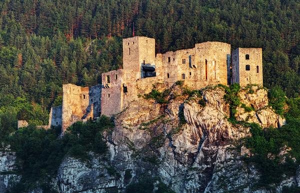 Strecno, ruins of a Gothic castle built in the 14th century, northern Slovakia unexploredparadises.eu/strecno Photo TTstudio.