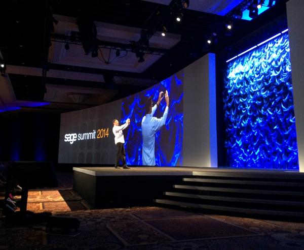 .<a href="/himanshupalsule/">Himanshu Palsule</a>, Chief Technology Officer at <a href="/SageNAmerica/">Sage North America</a> walks the stage and takes a selfie! #SageSummit