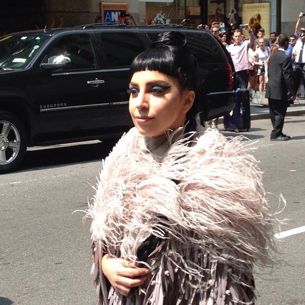 gagaeverywhere's tweet photo. Lady Gaga, bugün erkenden New York'taki NBC stüdyolarından ayrılırken görüntülendi. http://t.co/dhIhGgjsV2