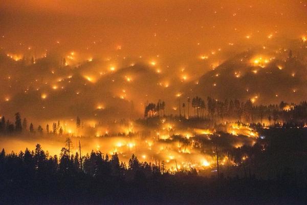 Amazing picture today of the #ElPortalFire that is nearing Yosemite in California. Via <a href="/stuartpalley/">StuPal</a>