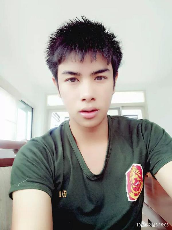 thaisoldier_'s tweet photo. พาหนุ่ม คิมหันต์ มาบอกฝันดีครับ #RTถ้าคิดว่าหล่อ http://t.co/zryDS6Xma0
