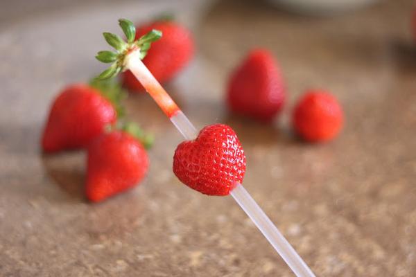 EvolutionFresh's tweet photo. #TuesdayTip A small step for strawberries, a giant timesaver for mankind: http://t.co/cDKHI7U03W. http://t.co/fqF57yHmn6