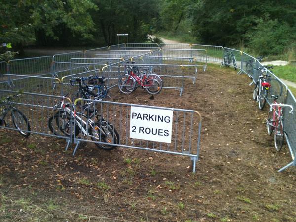 GMENFETES's tweet photo. Une nouveauté: un parc pour  les 2 roues près de la tente de restauration des Bénévoles http://t.co/EOuNKL0dnp