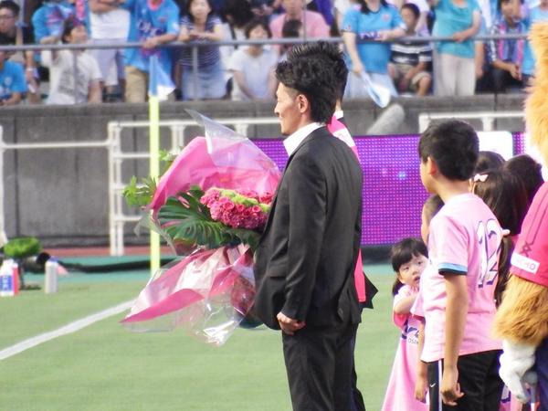 ファンタジスタ シンジ セレッソ大阪対サガン鳥栖戦 この試合でj1通算100試合出場を果たした山口蛍に父から花束を贈呈される Http T Co Cx3ikpwgp0 Twitter