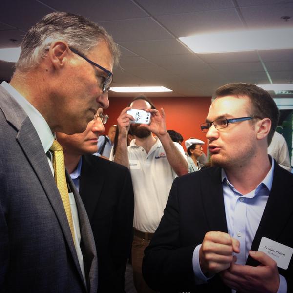 ctr4neurotech's tweet image. MT @uwc4c: RT @bluhaptics @fredrik_ryden discusses @UW #startup innovation in #telerobotics w/ @GovInslee.