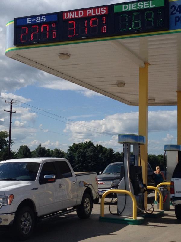 bvollan's tweet photo. Yellow hose appears to be the choice of the day lately.  #ETHANOL #HAPPINESSISCHOICE http://t.co/bM1cUEurTi