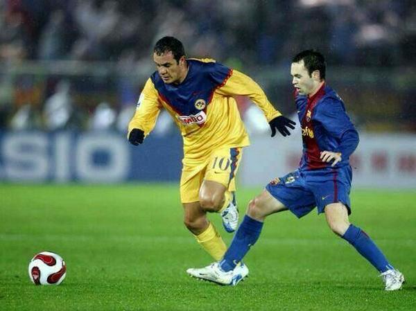 BullyingFutbol's tweet photo. El mejor creativo del mundo y asu lado un tal andrés iniesta. http://t.co/ojOyaPDJsC