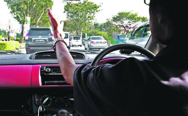 telltp's tweet image. What’s your experience of civility on the roads? Tell us here and watch #tellTP tonight, 8pm, on @ChannelNewsAsia