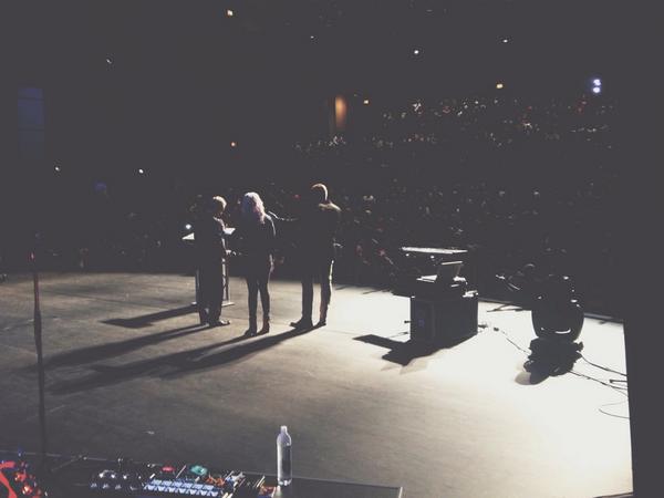 ryanleak's tweet photo. Incredible moment to see @Two52 @kentmunsey &amp; @allimunsey pray for Chicago mayor @RahmEmanuel at the #two52conf http://t.co/1WVDEwuuUH