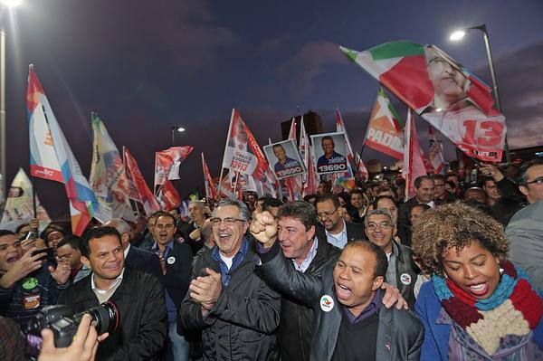 padilhando's tweet photo. Obrigado, Mauá! Mais uma caminhada com a força e união da nossa militância! #ParaMudarDeVerdade #MudançaDeVerdade http://t.co/cpC5LaxOSK