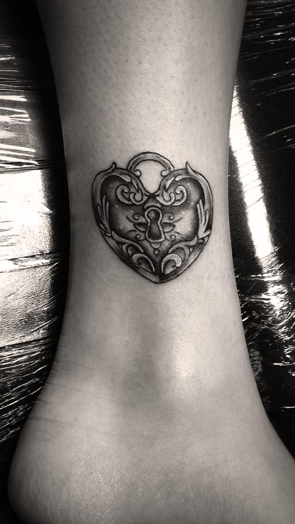heatherlenette's tweet photo. New tattoo 💉 http://t.co/3xgvp3WCyC