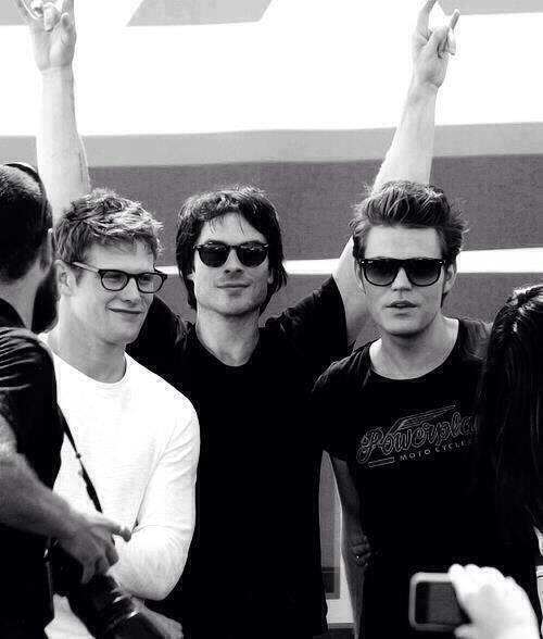 opsdragons's tweet image. O MAIS BONITO É O QUE TA DE OCULOS