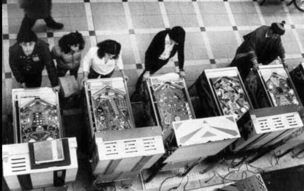 RodRodleon33's tweet photo. RT @alb0black: Flippers en Juegos Diana del Caracol de Merced de Santiago en 1985
http://t.co/DcQznAHplq