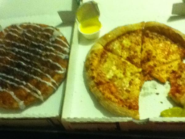 alaina_b21's tweet image. cinnapie &amp;amp; pizza. the taste of louisville #uofl #uoflproblems #papajohns #cinnapie #cheesepizza