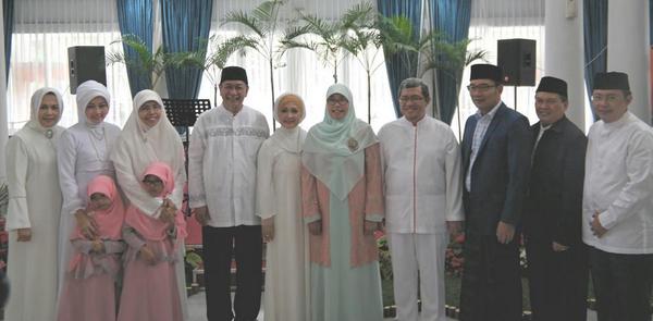 Happy liat pemimpin Jabar mesra gini <a href="/aheryawan/">Ahmad Heryawan</a> <a href="/Deddy_Mizwar_/">Deddy Mizwar</a> <a href="/ridwankamil/">Ridwan Kamil</a> <a href="/OdedMD/">Oded Muhamad Danial</a> <a href="/netty_heryawan/">Netty Prasetiyani Aher</a>