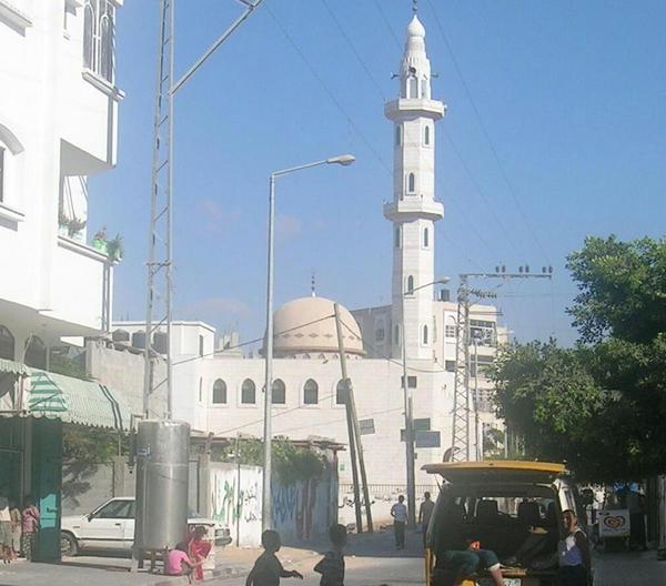 Several mosques were bombed overnight, this WAS the famous al-Susi mosque in Shati refugee camp. (before/after)