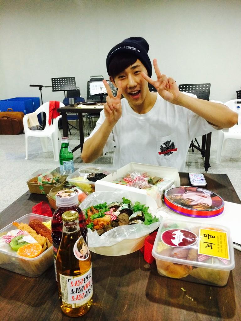 Infiniteway7's tweet photo. 쫑) "@Everynightparty: 오늘은 성규뱀파이어 팬들이 준 간식들~
잘먹었습니다 감사해요^^ http://t.co/MR6MGn2SxQ"
