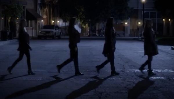 marianacqrz's tweet image. I was watching Pretty Little Liars and this happened #TheBeatles #Rosewood #RandomScene #LovePLL