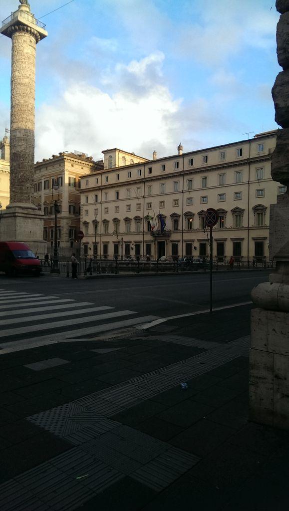 FedFlora's tweet photo. Chissa se i governi della prima repubblica hanno mai fissato riunioni alle 7 del mattino.. http://t.co/3V074EAJs4