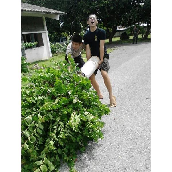 thaisoldier_'s tweet photo. หล่อทั้งสอง <3 #RTถ้าหล่อ http://t.co/FTr7LvMNhi