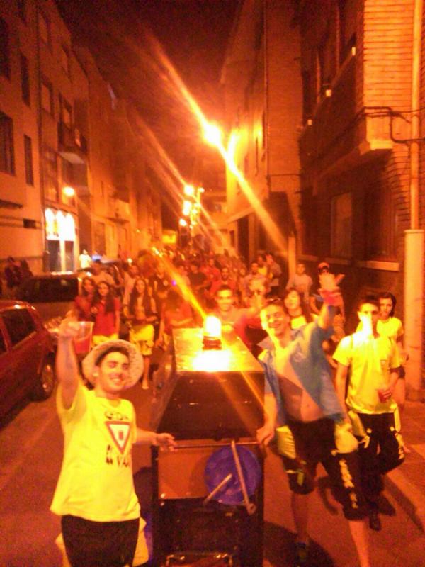 cedaelvasosm's tweet photo. Desfile peñas (I) http://t.co/8ihKwcL6Tg