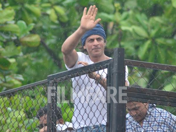 .<a href="/iamsrk/">Shah Rukh Khan</a> celebrates Eid with fans- bit.ly/1n1R31e