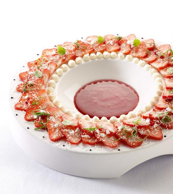 Carpaccio van aardbeien, een heerlijk zomers dessert van <a href="/RogervanDamme1/">Roger van Damme</a>! #receptvandedag njam.tv/recepten/aardb…