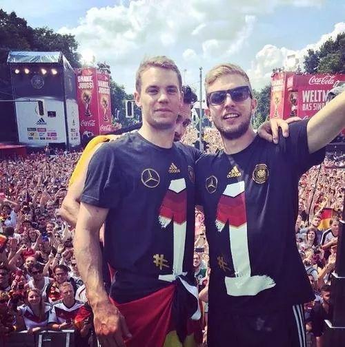 ChrisKramer23's tweet photo. #Weltmeister #Worldcup2014 #Hero #ManuelNeuer #MatsHummels #photobomb #ChristophKramer #follobackinstantly http://t.co/vmKb0xbXCM