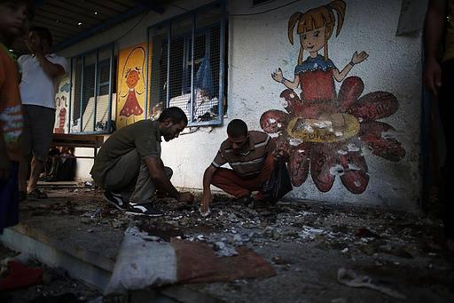 ThisIsGaZa's tweet photo. Exclusive Pics: ISrael murders PAlestinians in the classes of @UN schools killing 20 kids and women
#GazaUnderAttack http://t.co/SO7kRuW11y