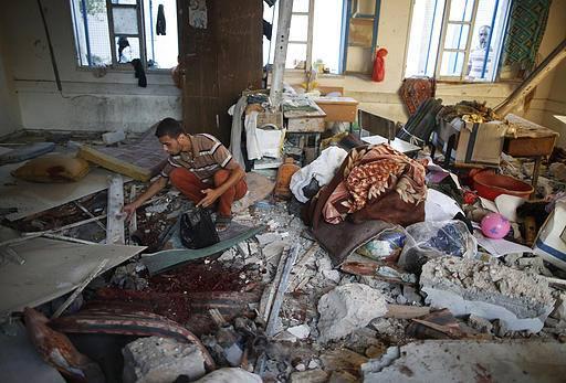 ThisIsGaZa's tweet photo. Exclusive Pics: ISrael murders PAlestinians in the classes of @UN schools killing 20 kids and women
#GazaUnderAttack http://t.co/SO7kRuW11y