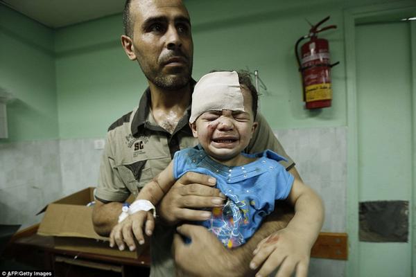 DailyMail's tweet photo. Israeli tank shell strikes school in refugee camp, killing 15 http://t.co/OaWvSVmESg http://t.co/PLIhXpALb7