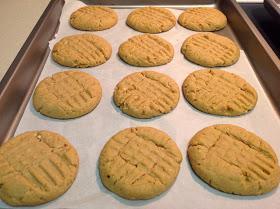 twistedmonster7's tweet photo. Peanut butter cookies baby http://t.co/adsQDliIbe