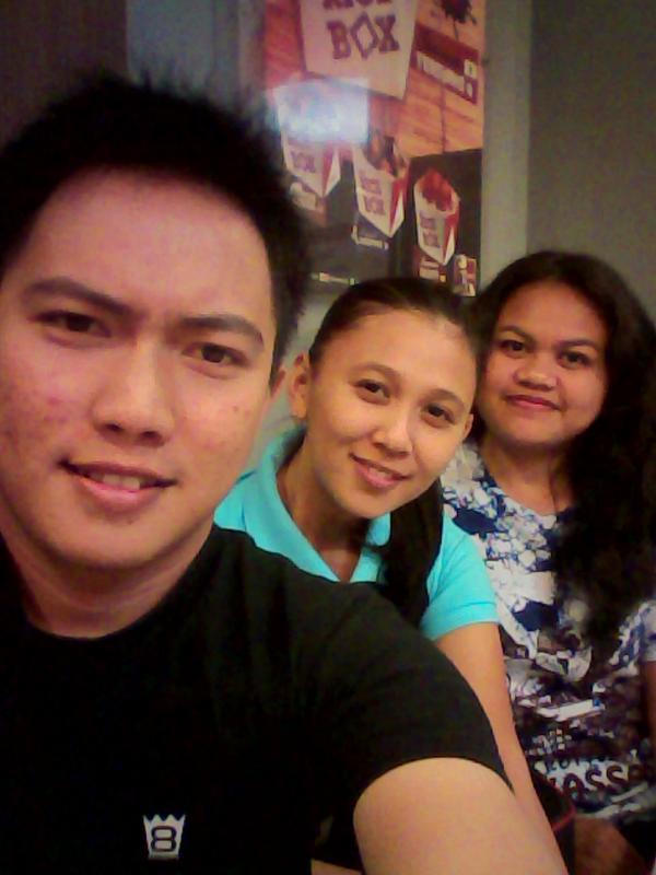 ReinhardPDL13's tweet photo. Kumpul bocah w/ @vosahempa @vhena_gracella  ba tunggu ni bocah @magnaecheqo ..... KFC Girian Bitung http://t.co/f25YTrJsEZ