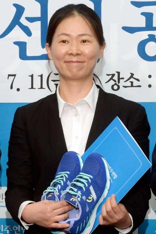 ‘당선 확실’ 권은희 “정의의 파수꾼 되겠다”
hani.co.kr/arti/politics/…
2년전까지 무명…‘국정원 대선개입’ 폭로 대중적 관심
<권은희 의원님 축하드립니다>