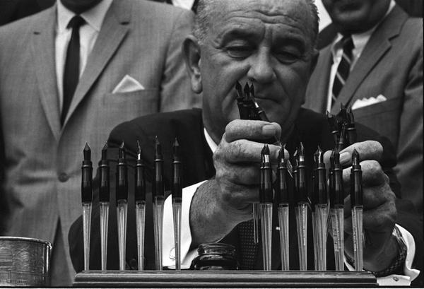 LyndonJohnson63's tweet photo. Giving out pens used to sign an important bill is one of the ways I rewarded legislators who supported a measure. http://t.co/gDBup8Qpr5