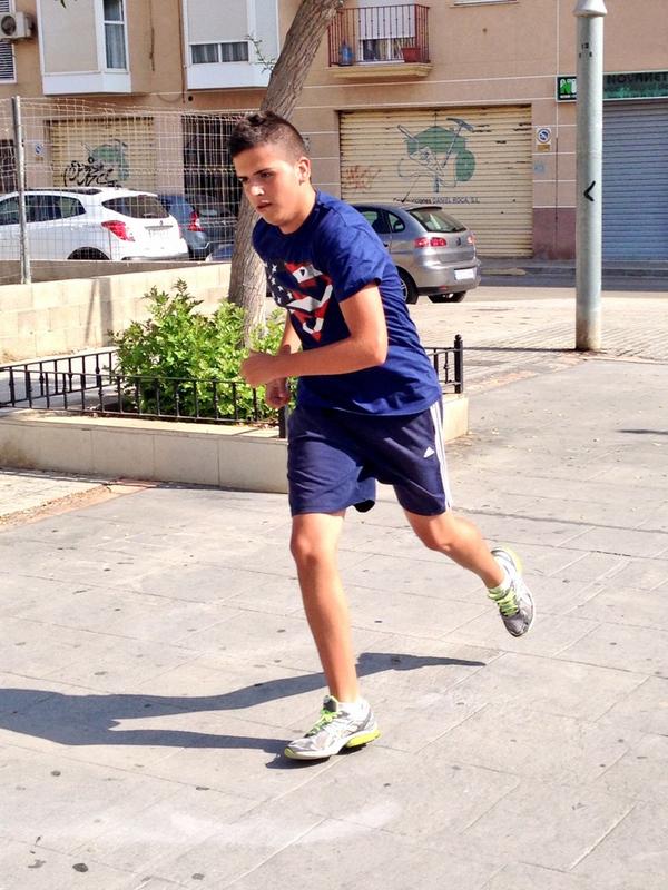 Penalba8's tweet photo. Sesión con el #pelotari de @CPVmanises @PabloO__19 siempre trabajando al máximo y mejorando! #atope #pilotavalenciana http://t.co/8SnRa47Obo